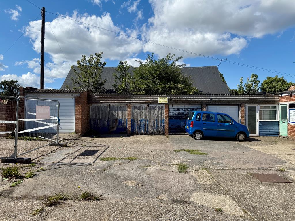 Lot: 15 - COMMERCIAL SITE WITH LAPSED PLANNING FOR RESIDENTIAL DEVELOPMENT - Garages to side